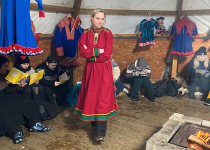 Dame kledd i samisk kofte - Klikk for stort bilde